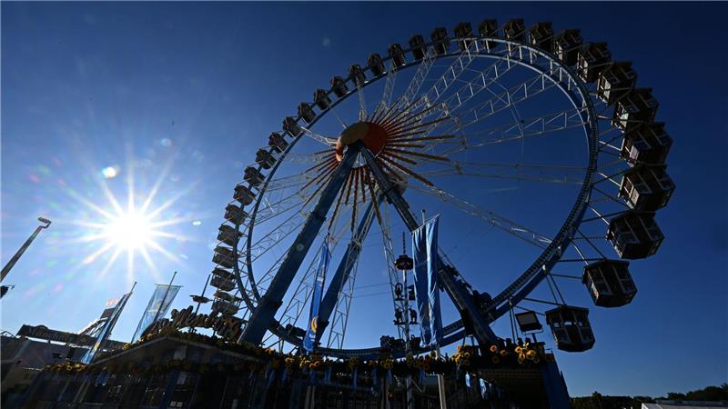 Bilder des Tages Oktoberfest-Vorgeschmack: Sonne strahlt beim Rundgang über die Wiesn