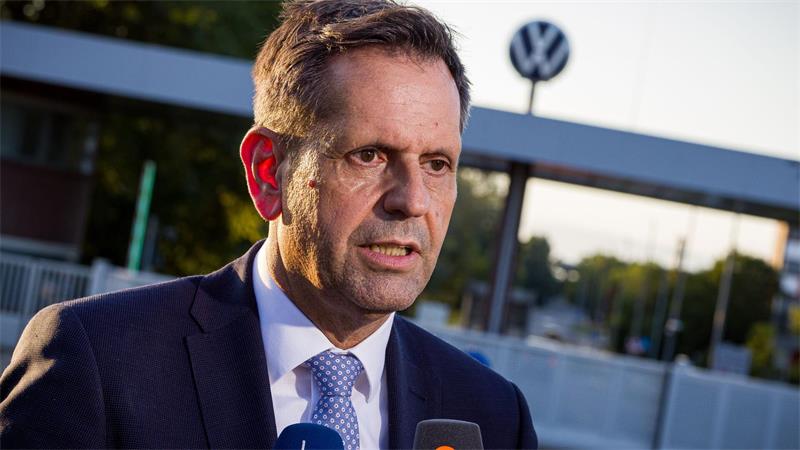 Olaf Lies (SPD), Ministerpräsident von Niedersachsen, will sich im VW-Werk Hannover über die aktuelle Stimmung informieren. (Archivbild)