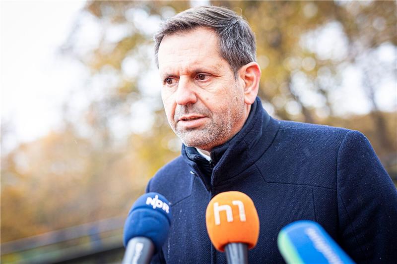 Stader LNG-Terminal fertig: Gas fließt erst ab Februar Olaf Lies (SPD), Wirtschaftsminister von Niedersachsen.
