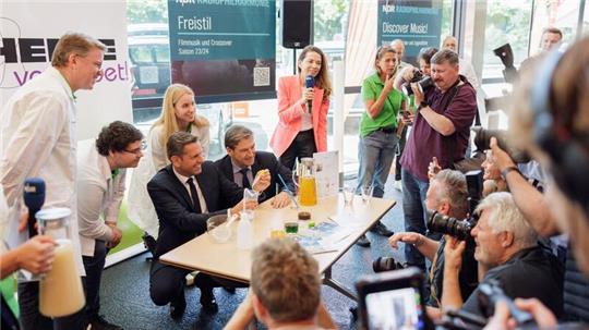 Olaf Lies (SPD), niedersächsischer Minister für Wirtschaft, Verkehr, Bauen und Digitalisierung, und Volker Schmidt, Aufsichtsratsvorsitzender der IdeenExpo GmbH, stellen während einer Pressekonferenz der IdeenExpo Bubble Tea her.