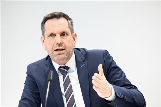 Olaf Lies (SPD)spricht während einer Pressekonferenz.