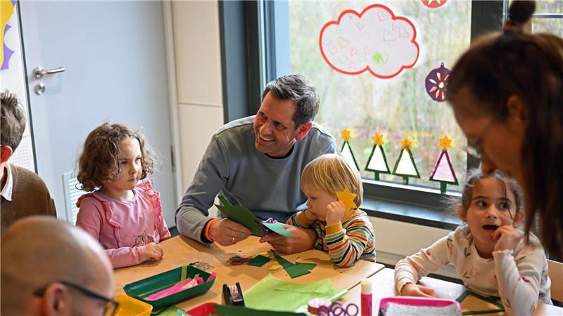 Olaf Lies bastelte mit den Kindern Weihnachtsdekoration.