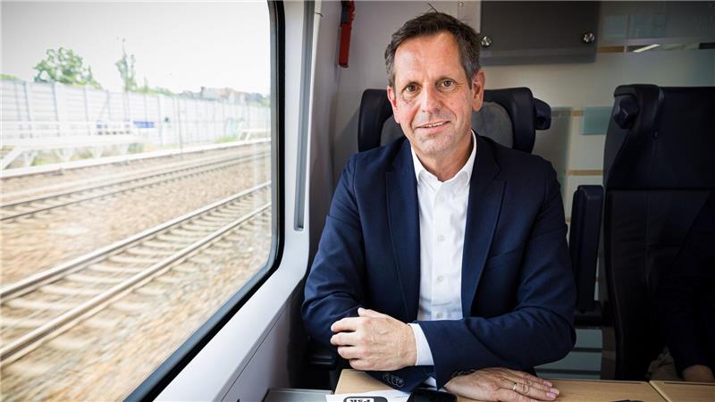 Olaf Lies beim Interview in einem 1.-Klasse-Abteil im ICE von Hannover nach Berlin.