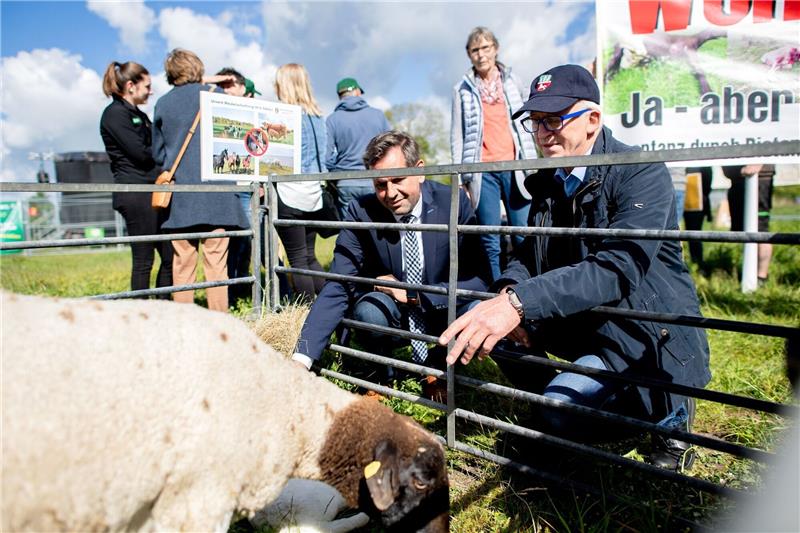 Olaf Lies (l, SPD) Umweltminister in Niedersachsen, und Hartmut Seetzen, Vorsitzender des Kreislandvolkverbandes Friesland.