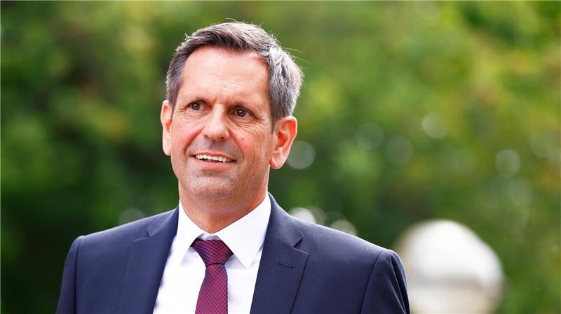 Mit Umarmungen und Geduld: Lies regiert nun Niedersachsen Olaf Lies übernimmt das Amt des Ministerpräsidenten vom langjährigen Regierungschef Stephan Weil.