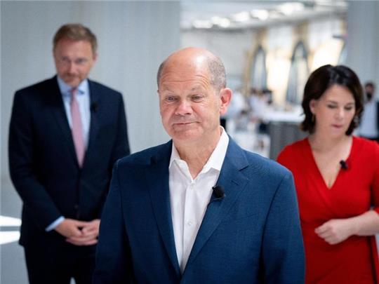 Olaf Scholz, Annalena Baerbock und Christian Lindner: Die Ampel-Koalitionäre haben sich auf eine Verteilung der Ministerien geeinigt. Foto: Kay Nietfeld/dpa