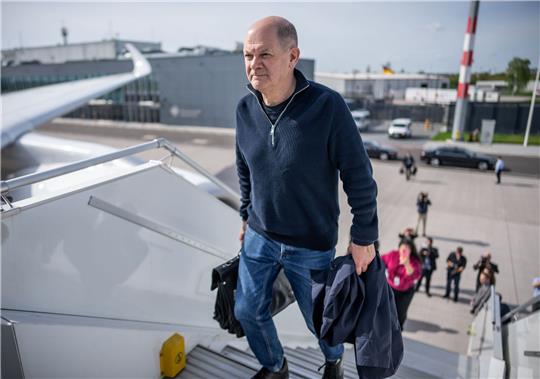 Olaf Scholz auf dem Flughafen Berlin Brandenburg. Es ist die zweite China-Reise des Kanzlers seit seinem Amtsantritt.