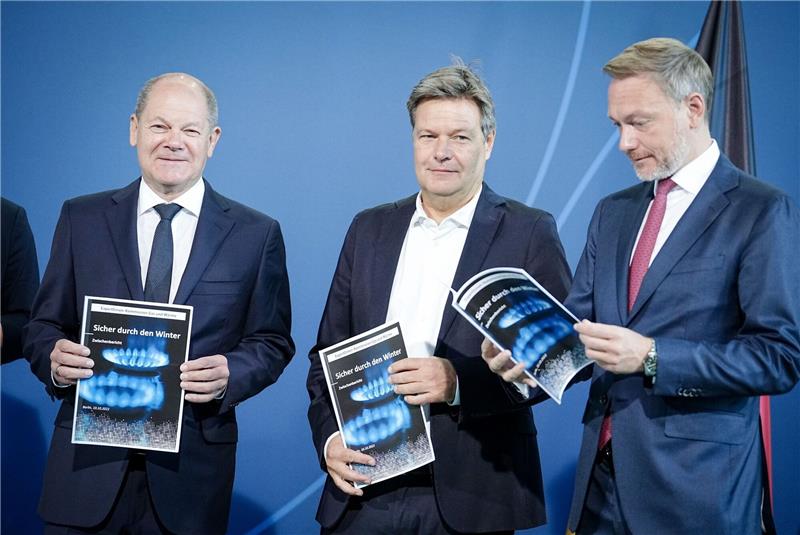 Gaspreiskommission für Einmalzahlungen und Preisbremsen Olaf Scholz (l-r), Robert Habeck und Christian Lindner mit dem Vorschlag der Gaspreiskommision.