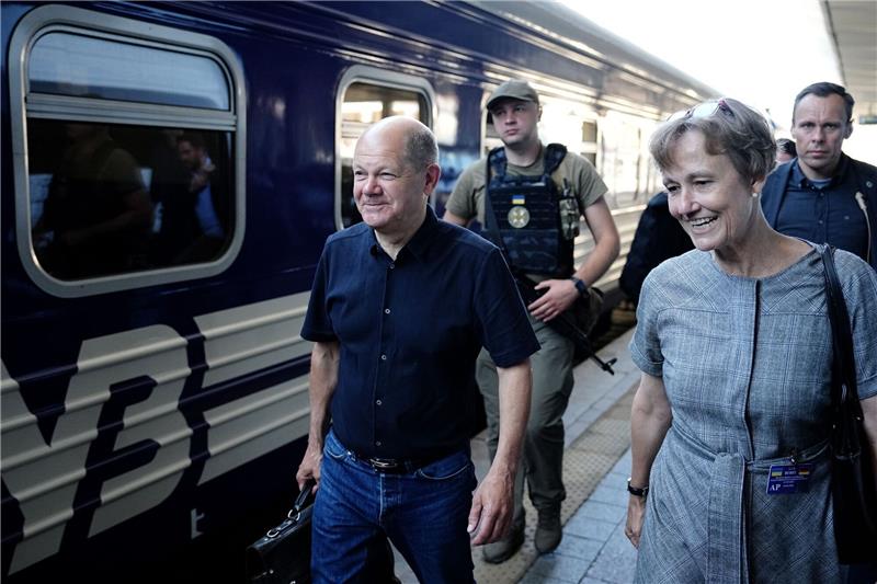 Olaf Scholz nach seiner Ankunft am Bahnhof in Kiew. Deutschlands Botschafterin in Kiew, Anka Feldhusen, nimmt ihn auf dem Bahnsteig in Empfang.