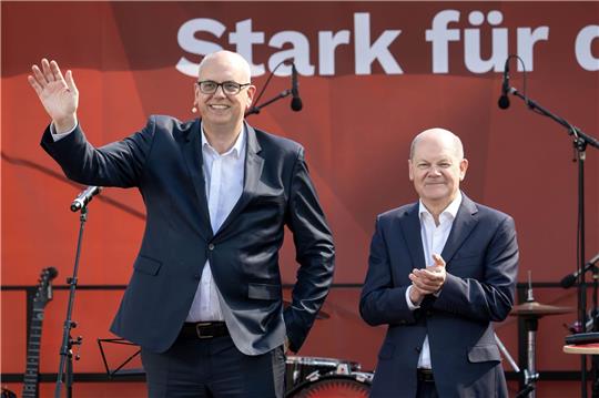 Olaf Scholz (r.), Bundeskanzler, und Andreas Bovenschulte, Bürgermeister von Bremen und Spitzenkandidat der SPD.