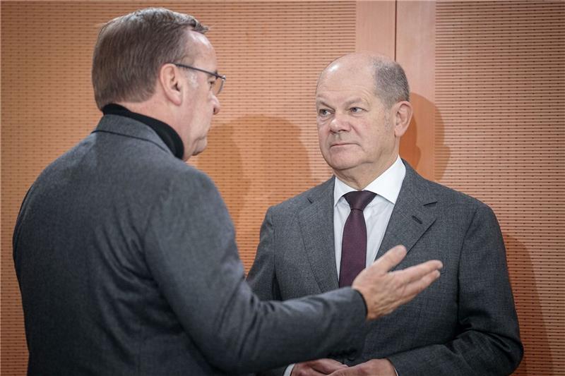 Mehrheit würde sich Kanzlerwechsel Scholz/Pistorius wünschen Olaf Scholz (r.) und Boris Pistorius während einer Sitzung des Bundeskabinetts im Bundeskanzleramt.