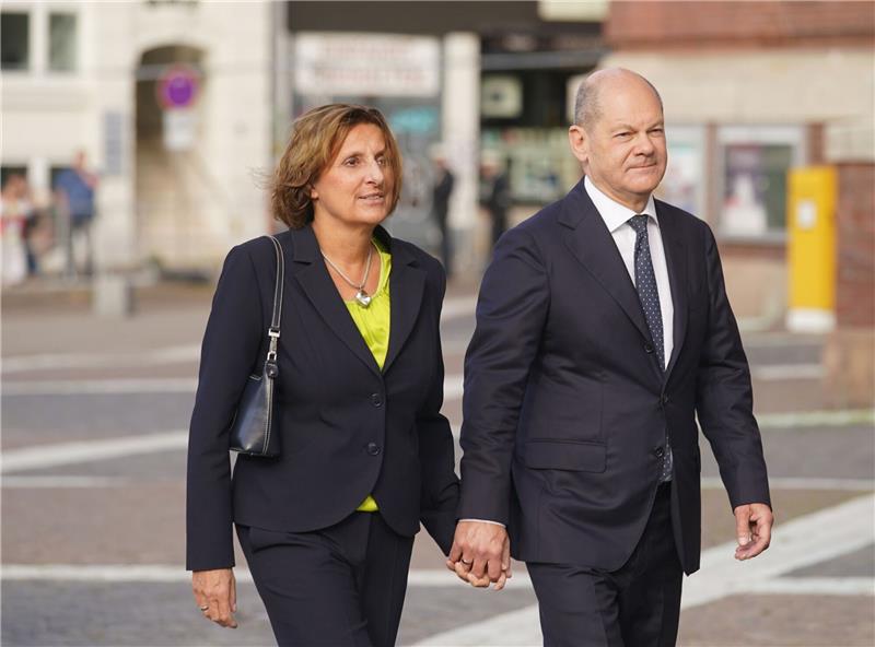 Olaf Scholz und Britta Ernst feiern Silberhochzeit Olaf Scholz und Britta Ernst sind seit 25 Jahren miteinander verheiratet.