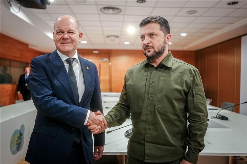 Olaf Scholz und Wolodymyr Selenskyj am Rande des Gipfeltreffens der Europäischen Politischen Gemeinschaft in Granada.