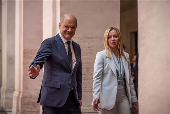 Olaf Scholz zusammen mit Giorgia Meloni kurz nach seiner Ankunft in Rom.