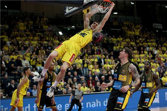 Oldenburgs Alen Pjanic beim Dunking.