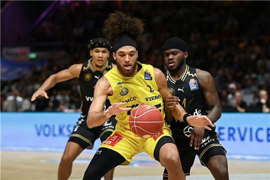 Oldenburgs Brekkott Chapman (M) spielt gegen Braunschweigs TJ Crockett Jr.