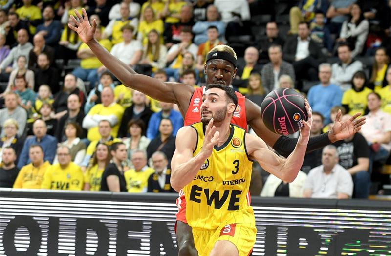 Trotz verpassten Pokaltitels: Oldenburg stolz auf Top Four Oldenburgs Max DiLeo (vorn) wird von Bayerns Isaac Bonga verteidigt.