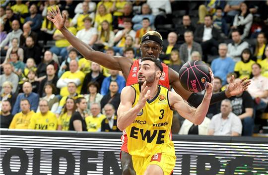 Oldenburgs Max DiLeo (vorn) wird von Bayerns Isaac Bonga verteidigt.
