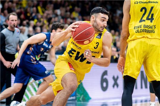 Oldenburgs Maximilian DiLeo spielt den Ball.