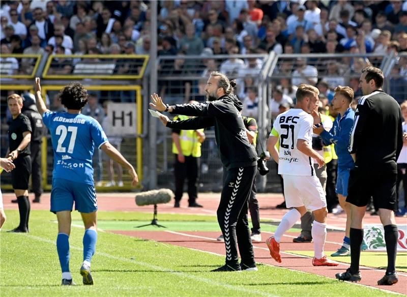 VfB Oldenburg kassiert vierte Niederlage in Serie Oldenburgs Trainer Dario Fossi (M) gibt Anweisungen am Spielfeldrand.