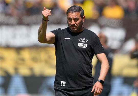 Oldenburgs Trainer Fuat Kilic gestikuliert.