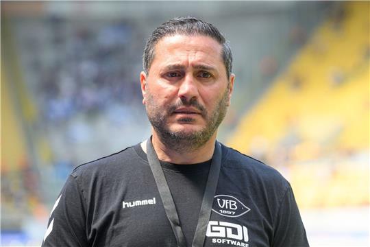Oldenburgs Trainer Fuat Kilic steht im Stadion.