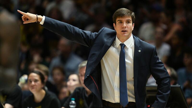 Oldenburger EWE Baskets holen französischen Center Oldenburgs Trainer Pedro Calles gestikuliert.