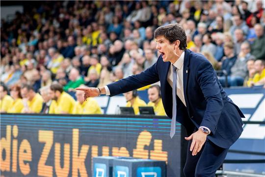Oldenburgs Trainer Pedro Calles gibt Anweisungen am Spielfeldrand.