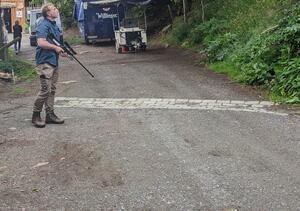 Ole Anders auf der Suche nach dem entflohenen Luchs, direkt vor dem Waldgasthaus Rabenklippe.