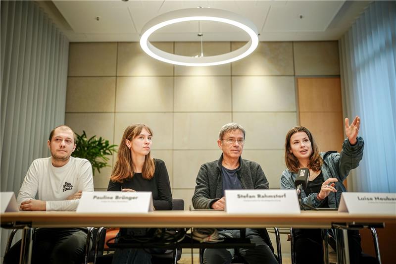 Ole Horn, Pauline Brünger von Fridays For Future, Stefan Rahmsdorf, Potsdam-Institut für Klimafolgenforschung, und Luisa Neubauer, ebenfalls Fridays For Future (v.l.n.r.).