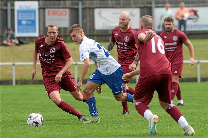 Ole Quidde vom Goslarer SC 08 ist im Nachbarschaftsduell zum Saisonstart umringt von den Harlingerödern Nico Pages, Garret Rindermann und Eric-Bodo Lüddemann (v. li.). Auf beide Mannschaften warten am Sonntag schwere Aufgaben.  Foto: Gietemann
