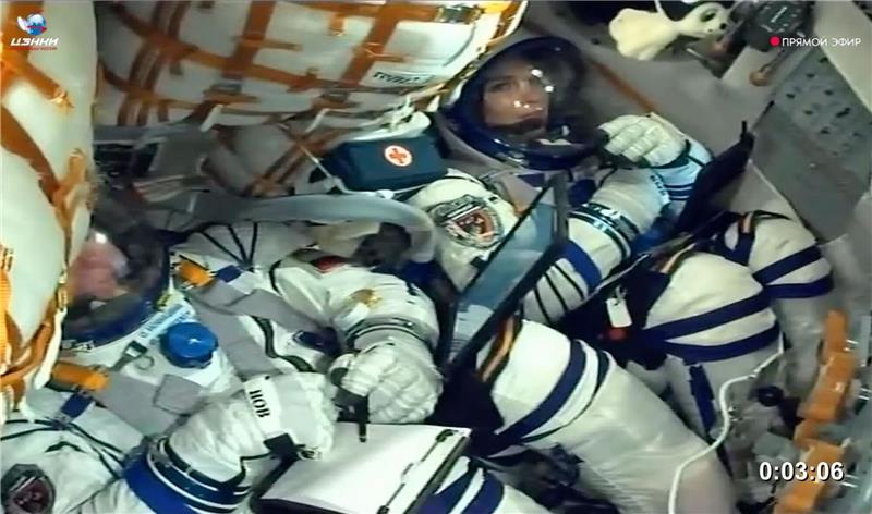 Drei Raumfahrer nach ISS-Mission zur Erde zurückgekehrt Oleg Nowizki und Marina Wassilewskaja - hier noch im Raumschiff - sind beide wieder auf der Erde zurück.