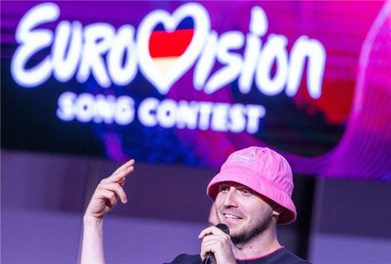 Anglerhut bis Zeitenwende: Das Jahr als Lexikon von A bis Z Oleh Psjuk vom Kalush Orchestra aus der Ukraine mit Anglehut. Im Jahr 2022 waren Fischerhüte, auch Bucket Hat (Eimer-Hut) oder Anglerhut genannt, der letzte Schrei.