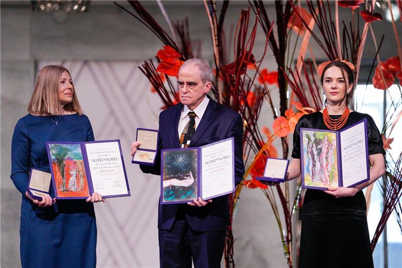 Menschenrechtler mit Friedensnobelpreis geehrt Oleksandra Matvitsuk, Jan Ratshinsky und Natalja Pintschuk als Vertreterin ihres Mannes nahmen im Oslo den Friedensnobelpreis entgegen.