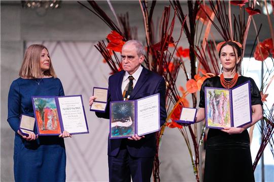 Oleksandra Matvitsuk, Jan Ratshinsky  und Natalja Pintschuk als Vertreterin ihres Mannes nahmen im Oslo den Friedensnobelpreis entgegen.