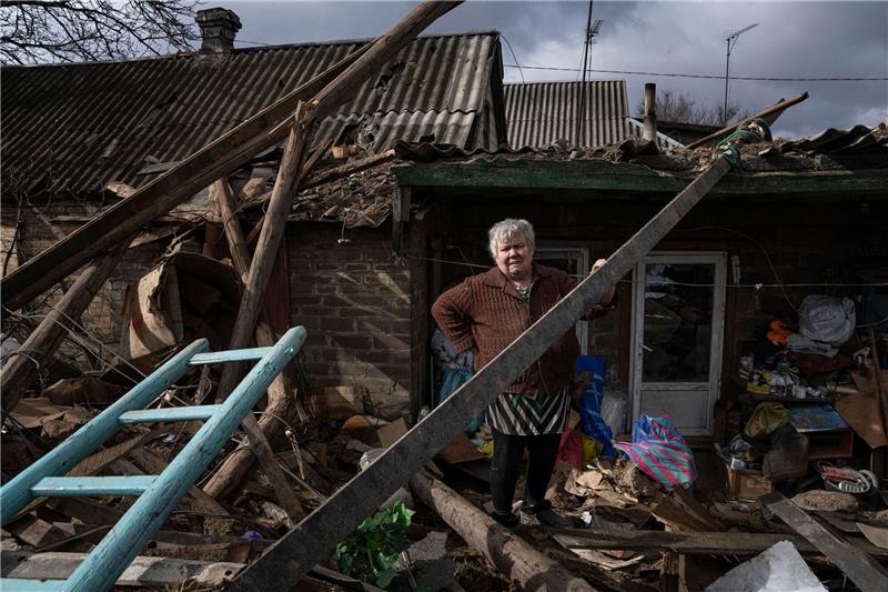 Olena Lysovska sieht sich im ukrainischen Maxymilianivka die Trümmer ihres Hauses an, das von einer russischen Rakete zerstört wurde.