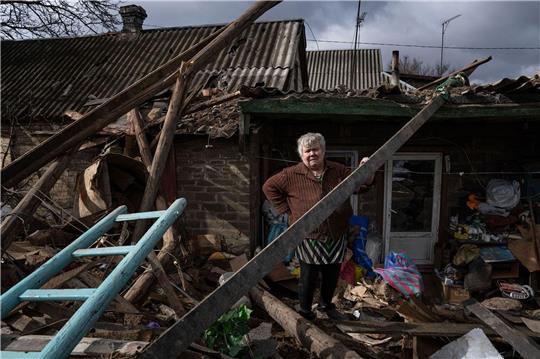 Olena Lysovska sieht sich im ukrainischen Maxymilianivka die Trümmer ihres Hauses an, das von einer russischen Rakete zerstört wurde.