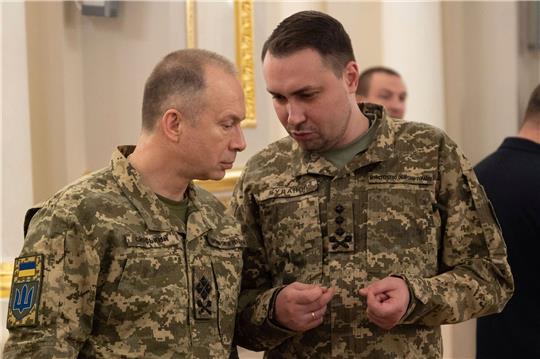 Olexander Syrskyj (l), Oberbefehlshaber der ukrainischen Streitkräfte, und Kyrylo Budanow, Chef des ukrainischen Militärgeheimdienstes HUR.