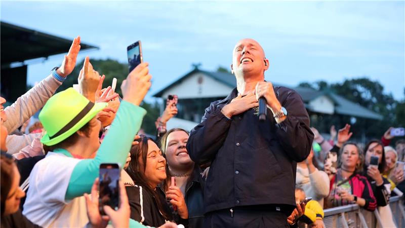 Nächstes Yellow-Jockey-Geheimnis gelüftet: Matthias Reim kommt Oli P., hier bei der 90er-Show im Juli diesen Jahres, wird auch 2026 wieder mit von der Partie sein.