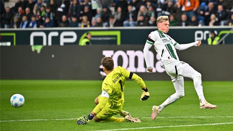 Erstmals seit 1009 Tagen: Gladbach gewinnt zweimal in Serie Oliver Baumann (l) rettet gegen Robin Hack.