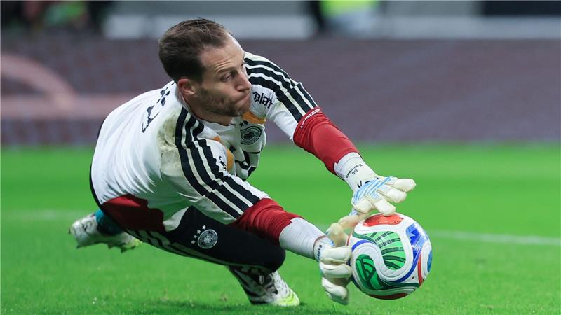 Oliver Baumann pariert beim Aufwärmtraining einen Ball. (Archivbild)