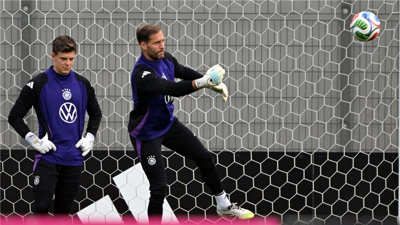 Oliver Baumann (r.) faustet einen Ball.