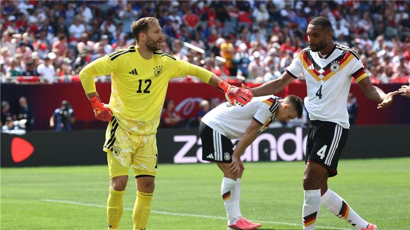 Oliver Baumann und Jonathan Tah klatschen sich im Spiel gegen die USA ab. 