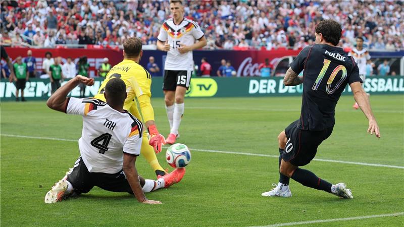 Oliver Baumann wehrt einen Schuss von Christian Pulisic (r) ab. Links Jonathan Tah. 