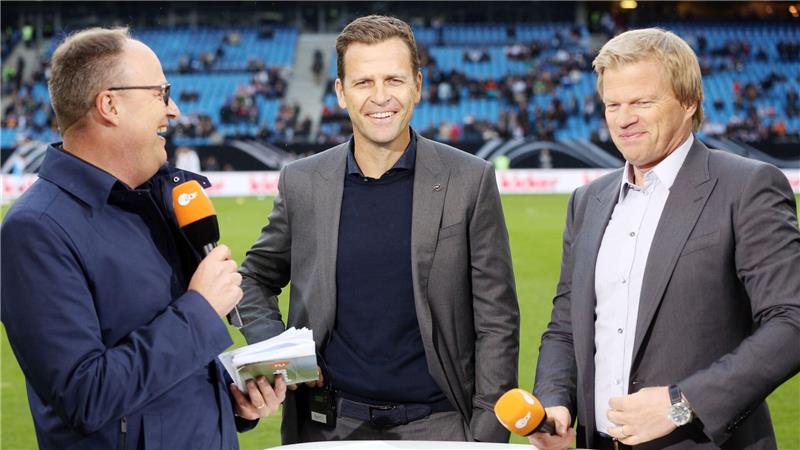 Bierhoff über Nationalelf: „Noch keine Identität“ Oliver Bierhoff (M.) und Oliver Kahn (r) zählen die deutsche Mannschaft nicht zu den WM-Titelkandidaten. (Archivbild)