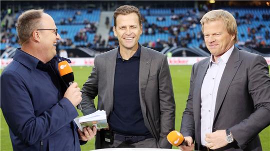 Oliver Bierhoff (M.) und Oliver Kahn (r) zählen die deutsche Mannschaft nicht zu den WM-Titelkandidaten. (Archivbild)