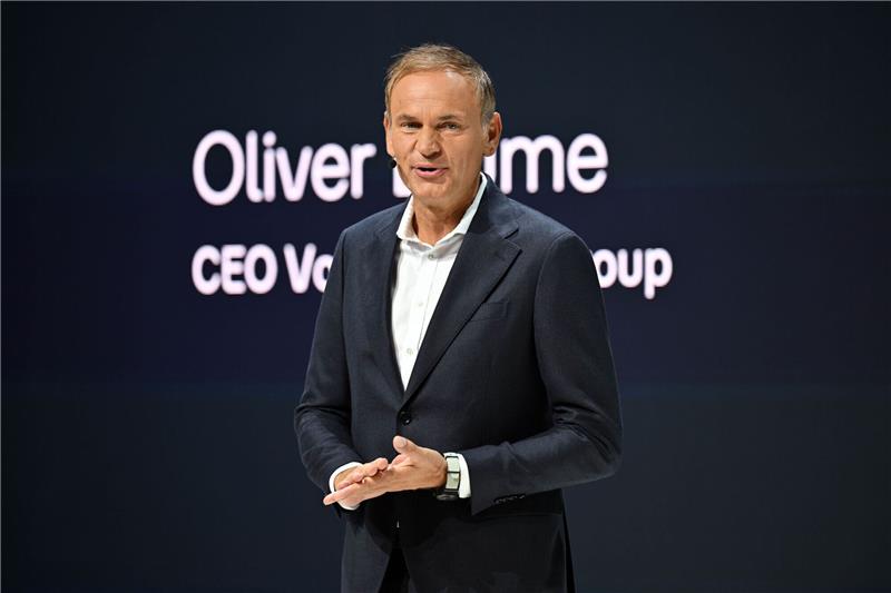 Oliver Blume, CEO der Volkswagen Group, spricht beim Pressetag der Auto- und Verkehrsmesse IAA in einer Halle der Messe München.