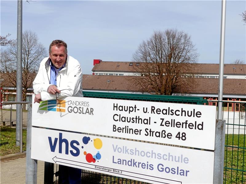 Schulen in Clausthal-Zellerfeld wollen Präsenzbetrieb aufrecht erhalten Oliver Bollmann, Leiter der Haupt- und Realschule Clausthal-Zellerfeld, vor dem Schulgebäude. Archivfoto: Römhild