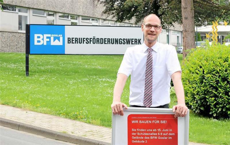 Oliver Bossow, Vize-Chef der Arbeitsagentur Braunschweig-Goslar, vor dem BFW-Gebäude in Goslar. Foto: Agentur