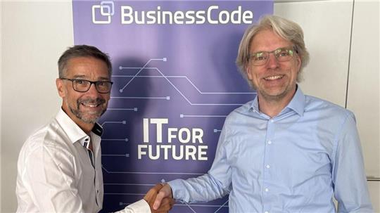 Oliver Dürr, Geschäftsführer Fest GmbH (l.) und Martin Schulze, Geschäftsführer Business-Code, bei der Vertragsunterzeichnung.